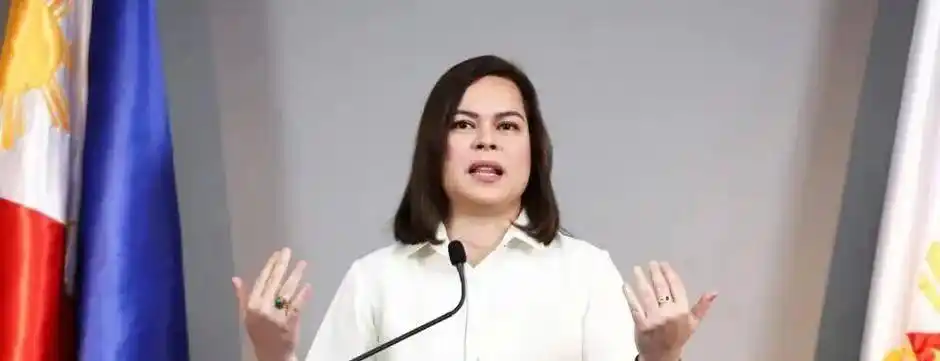 马科斯与杜特尔特两大家族的结盟，正式走向了兵戎相见。
 
导火索是一份逮捕令奎松市法院下令逮捕副总统莎拉·杜特尔特，指控她涉嫌雇佣杀手谋杀总统。
 
莎拉第二天就缴纳了保释金，法院随之解除逮捕令。每项指控12万比索，三项合计36万。

这点钱对一位副总统来说不值一提，真正刺痛她的是那张纸背后的政治信