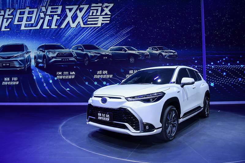 新一代威兰达这次把动力选择权直接拉满，燃油、双擎、插混三种动力随便挑，完全踩中了当下油电过渡期用户的核心需求。
入门的2.0L燃油版皮实耐造，平时通勤踩油门也不窜，加92号油就行，跑乡下长途、工地烂路都不心疼油费。双擎版本的THS系统油耗直接干到4.5L以内，满
