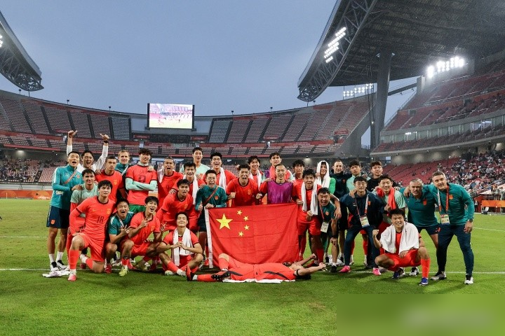 国足0比5输给巴勒斯坦，场上跑不动的那几个还在硬撑。
邵佳一手里其实早就攥着一把U23的牌，王钰栋、胡荷韬、拜合拉木、徐彬，联赛里场场首发，到了成年队反而坐板凳。9月那份30人名单更狠，18岁的布尼亚明、19岁的杨铭锐、清华附中出来的赵松源，全拉进来遛了一圈。
足协嘴上说双线并行，长远看2027