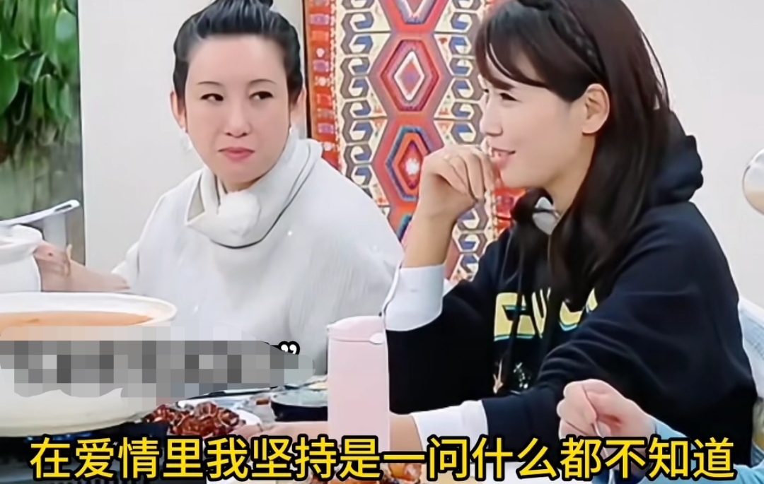 秦海璐听到刘涛说在爱情里问什么她都不知道让秦海璐恍然大悟，不是因为秦海璐不相信，也不是因为刘涛太诚实，而是因为秦海璐太了解刘涛了，刘涛：“在爱情里我坚持是一问什么都不知道，啊，是吗？”秦海璐：“真的？”刘涛：“啊，是吗？”秦海璐：“啊，那怎么办？”
秦海璐在王新军面前就是有点小撒娇，而且在王新军面前