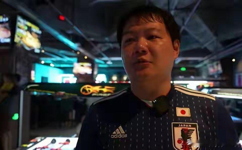 巨大争议！上海球迷穿日本队服狂欢 被外媒抓拍！毫无底线全网怒斥，日本队...
