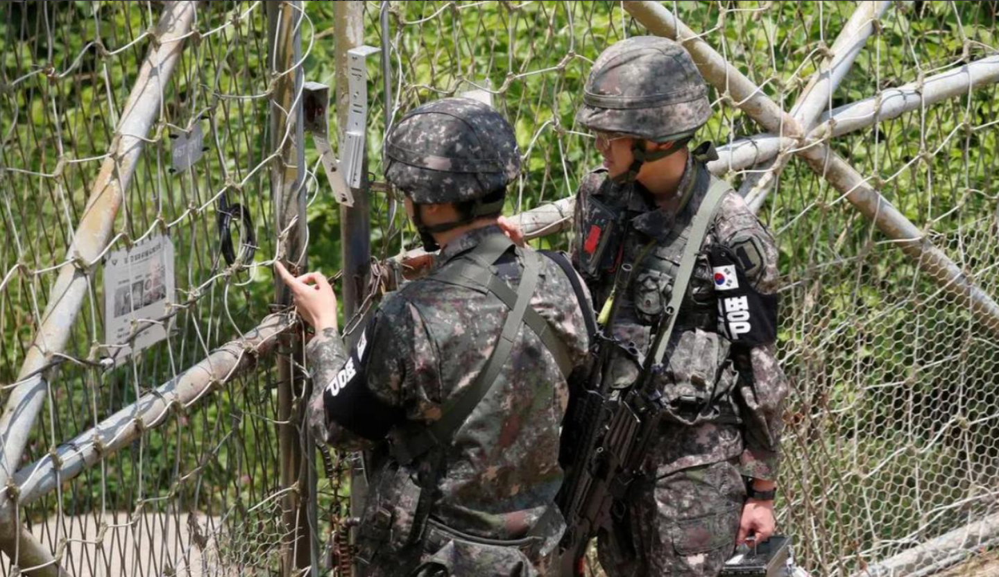 近期朝韩边境非军事区突发地雷爆炸，造成三名韩军士兵受伤。事后韩国火速喊话朝鲜，提议当面谈判厘清军事分界线分歧，直言再不沟通早晚要出大事。可朝鲜直接拒绝，直言韩方是自导自演。
韩方主动示好求对话，为何朝鲜油盐不进？其实双方根本不在一个频道上，谈判的底层逻辑对立，纯属鸡同鸭讲。韩国想谈的是“规避冲突、划