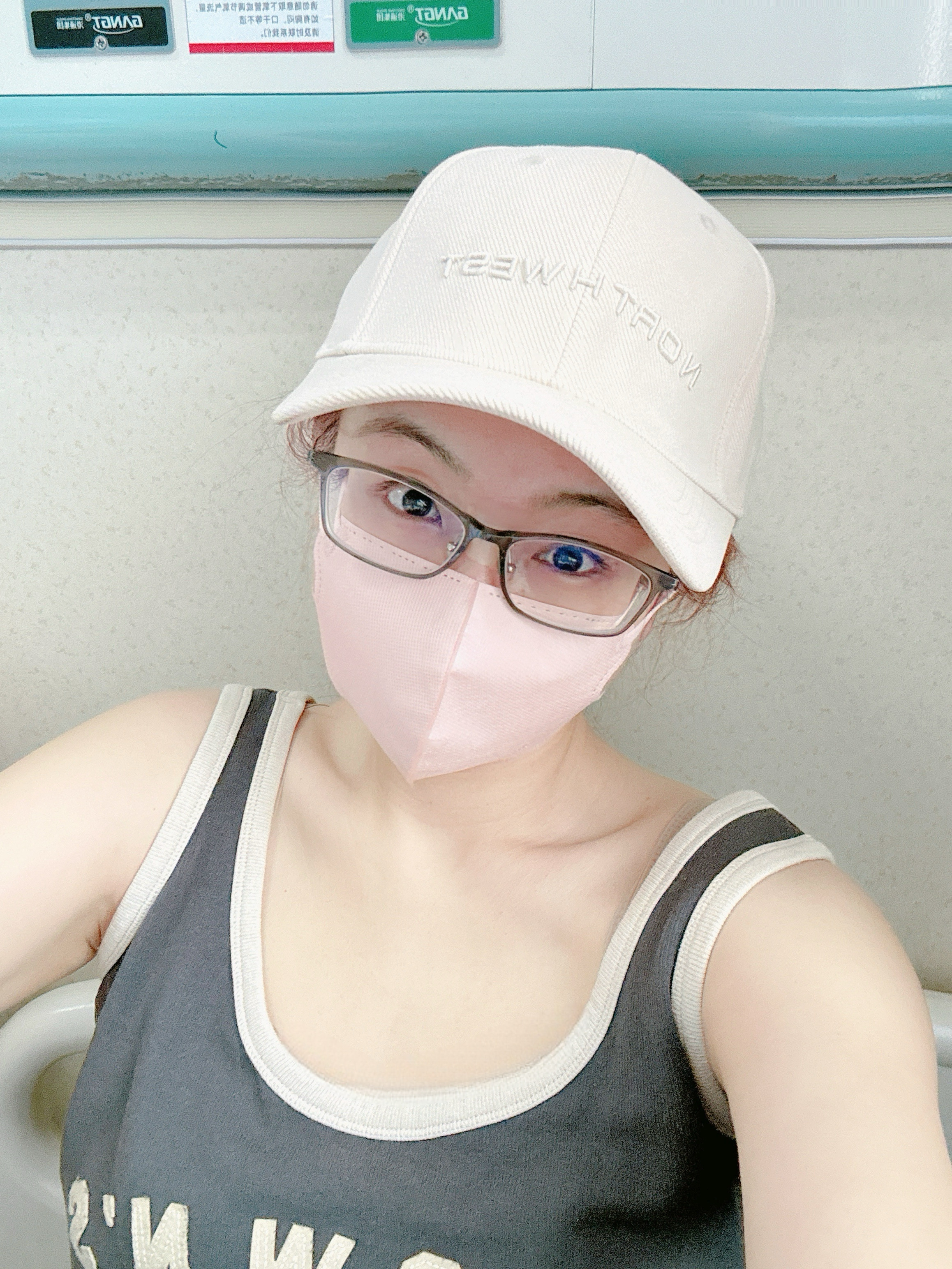 在病房等手术哈哈哈我发现成都第二人民医院很不错哎服务态度很好，医生护士都很耐心我手术之前要抽血，不是怕疼啊就是晕针护士就问我要不要躺着抽血，因为会更放松一点还告诉我、可以拿手机看个短视频，这样就转移注意力结果真的不怕了哈哈哈，而且抽血手法极好、真的赞！！因为我是局麻，估计要等挺久的、因为要先做全麻的那些哈哈哈。