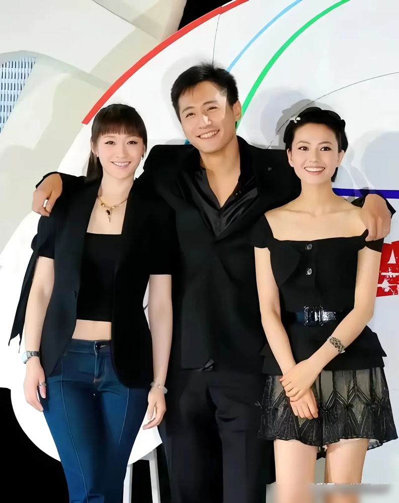 刘烨、高圆圆、李小冉同框的旧照被翻出来了，三个人的脸，搁现在能吊打半个娱乐圈。
拍《无人驾驶》那会儿，刘烨跟高圆圆演初恋，跟李小冉演夫妻，戏里戏外全是修罗场。
记者问他跟谁拍亲热戏不尴尬，他张嘴就来：跟李小冉挺来电，觉得她特别漂亮。
高圆圆当场就笑着怼回去：你说我不漂亮是吧？其实我跟你拍戏也挺