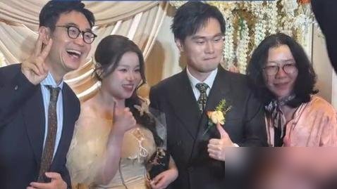 刚开完会，大鹏扭头就钻进了别人的婚礼现场。
宁波，中国电影新力量论坛散场。别人赶行程，他路过酒店大堂看见新人，直接凑上去：“合个影吧，新婚快乐。”新娘子当场蹦起来了。
最绝的是那句：“这张照片，就是我随的份子。”
没红包，没转账，一张合照把人情给平了。新人不亏，热搜上了，知名度有了。大鹏也不亏