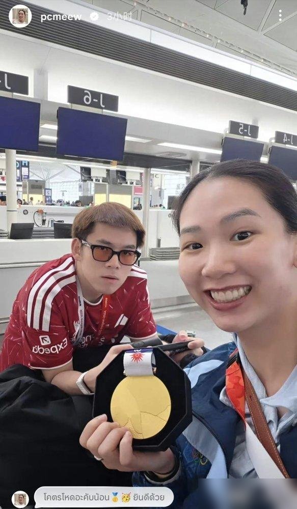 亚运会羽毛球男单决赛，泰国选手昆拉武特2比0干掉了新加坡的骆建佑，21-12、21-16，干净利落。
这一金，泰国人等了64年。
但最狠的不是比分，是他赛后那几句话。他说自己来的时候根本没想着拿牌，因为最近状态不行。世界第一这个头衔，压得他喘不过气——所有人都觉得你该赢，你输了就是罪。
夺冠第