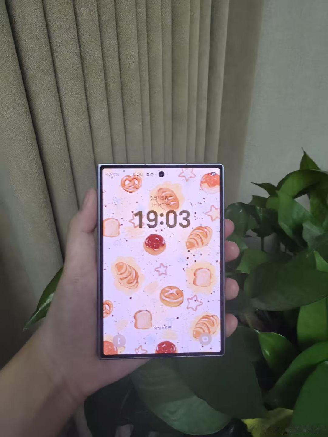 把苹果折叠屏爆料图跟 Fold8 放一起对比，差距还是挺明显的。iPhone Ultra 那个不对称边框确实有点赶工感，Fold8 这边线条利索、比例协调。不是说苹果不好，是三星折叠屏在外观成熟度上，确实领先一代。#三星 ZFold8Ultra## 三星 GalaxyZFold8##iPhoneUltra 正面首次曝光# ​