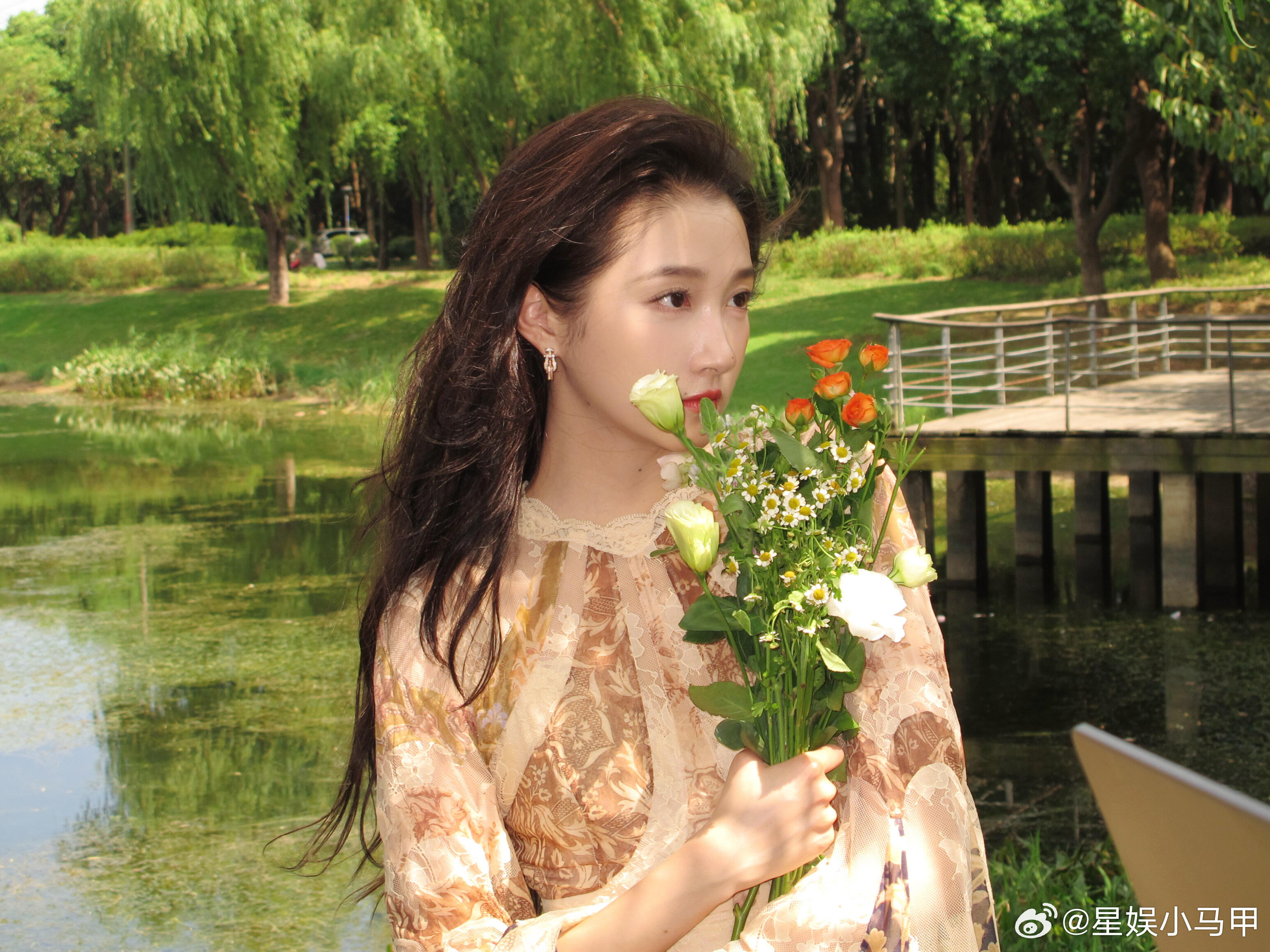 #关晓彤29岁庆生照#关晓彤29岁生日营业，一组是森系鲜花美女，一组是烛光寿星，风格切换自如。#关晓彤29岁生日蛋糕# ​