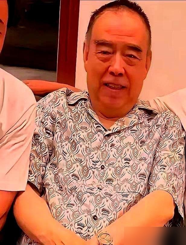 陈飞宇演反派，一句“别人都说我靠爹”把全网看炸了。
台词是原剧本就有的，陈思诚出来证实了，没为谁改过。但这小子愣是接住了，诡异一笑直接把自己演上热搜，连续挂了好几天。
亲爹陈凯歌呢？在家穿着十四万的衬衫，戴着六十万的表，蹲地上收拾屋子。陈红素颜买菜做饭，没保姆没排场。
一年前《霸王别姬》4K修