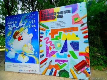 孩童心中的家乡面貌，也是对世界的最初认知：长江、大桥、江豚、黄鹄号、安...