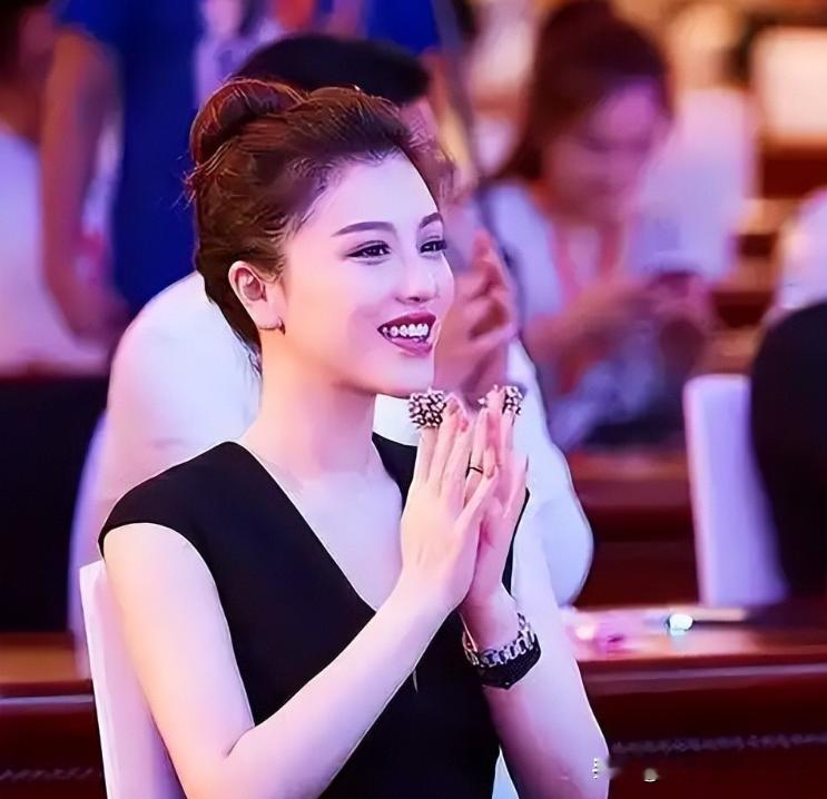 葛天离婚后沉寂八年磨破膝盖演话剧，35岁不靠前夫靠作品终于被认可

谁能想到，当年被全网骂成&34;笑话&34;的葛天，十年后居然靠一场三分钟哭戏让北电教授当教材用了。而那个曾经站在神坛上的前夫，却在为一份安置文件深夜发文求助。这世上最狠的逆袭，不是你嫁给了谁，而是被所有人踩进泥里之后，你还能自己爬起来。

一