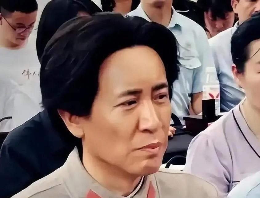 当初预告片刚露面的时候，全网几乎一边倒地唱衰，骂他长相差太远、根本不贴脸，甚至有人冷嘲热讽说怎么看都像穿越过来的曹操。
结果昨晚新剧一开播，收视率直接冲破1.7，硬生生把大盘给拉起来了。
演这种分量极重的人物，最怕的就是形不像。
54岁去够当年41岁的精气神，脸型身架哪哪都不挨着，换成一般演员