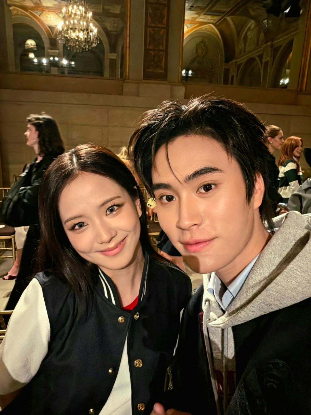 #kimjisoo[超话]#gemini_ntIG更新智秀相关合照📸

秀秀酱的牙牙乐😸
#金智秀TommyHilfiger全球品牌代言人# | #金智秀丁海寅同框合照#||#于适金智秀身高差# ​​​