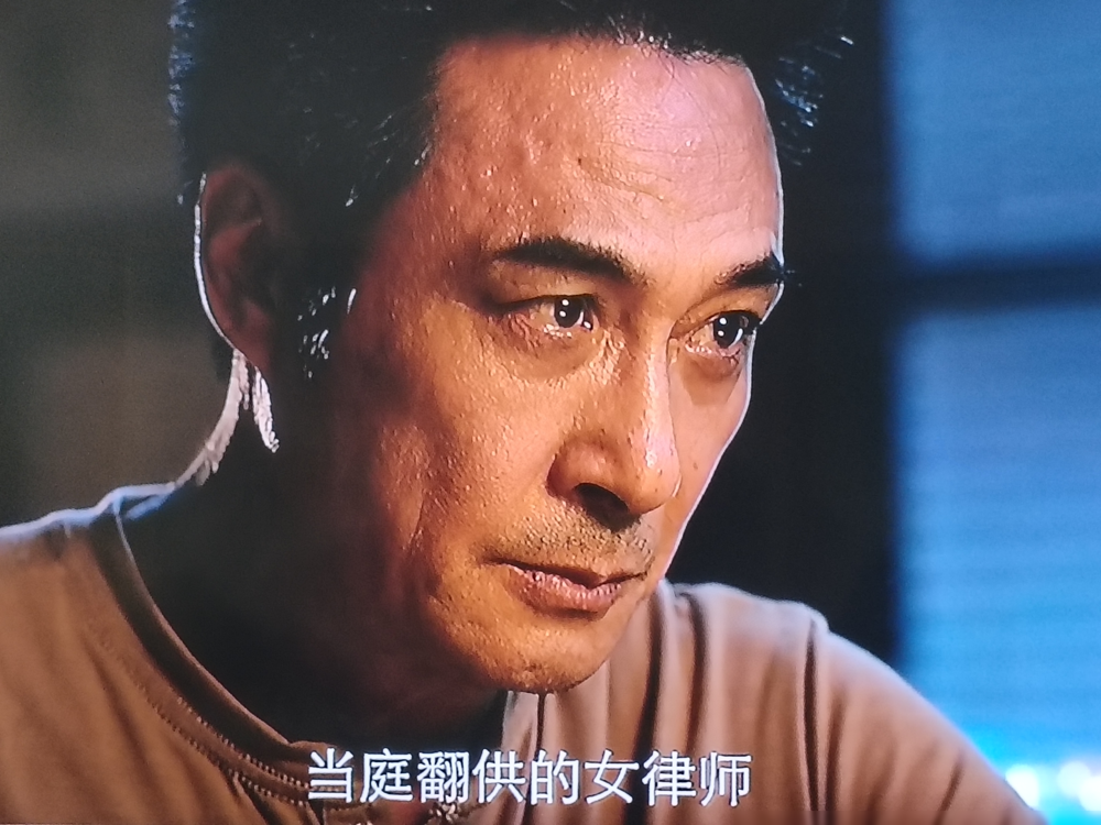 弃剧了，看得我头皮发麻。
钟楚曦和吴镇宇演得太真了，真到让人害怕。吴镇宇演那个法官，老婆孩子没了，自己还得了阿尔茨海默症，坐在审判席上手都在抖，但眼神还是死盯着案子不放。钟楚曦更绝，演个刑辩律师，亲爹是死刑犯，继父是刑警，她专门替坏人说话，镜子前那段三重人格对峙，青筋都爆出来了。
剧组闷头拍了三