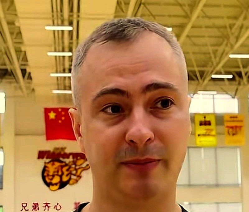 换帅不拆台，广东男篮这次执教交替实在罕见。

今年8月杜锋退居幕后抓青训，亚科夫列维奇用了不到5秒就点头接棒。

面对11冠底蕴，这位外教公开给足前任排面，把欧洲战术巧妙注入球队。

徐杰他们已经在场上适应跑位变化了。

你看，队伍没搞推倒重来，而是踏实在热身赛里一步步盘活年轻球员。

这套打法能不