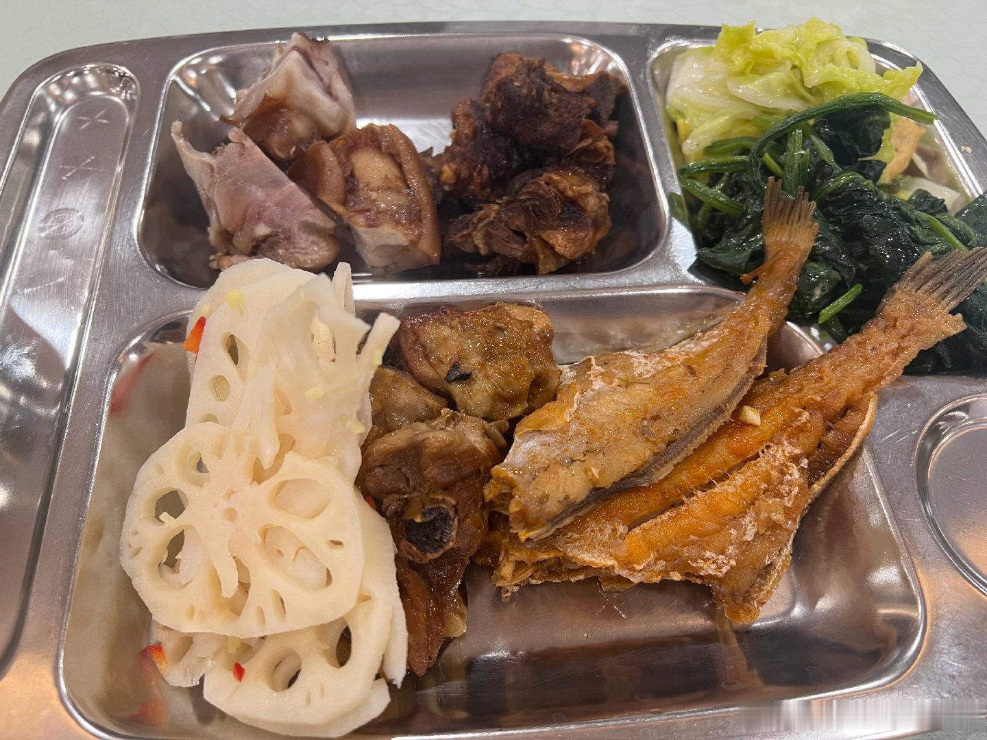 过节值班就吃食堂
因为很丰盛[鼓掌]

今天忙的一批
一个上午写材料开会报材料
还发了四篇微博加互动
效率极高，夸夸自己[good]

所有活都干完了，下午可专心摸鱼🎈

#DeepSeek正式开源昇腾基础组件# ​