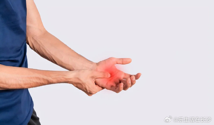 【医生说掰手腕是高风险娱乐活动】每年骨科急诊因掰手腕导致损伤的患者屡见...