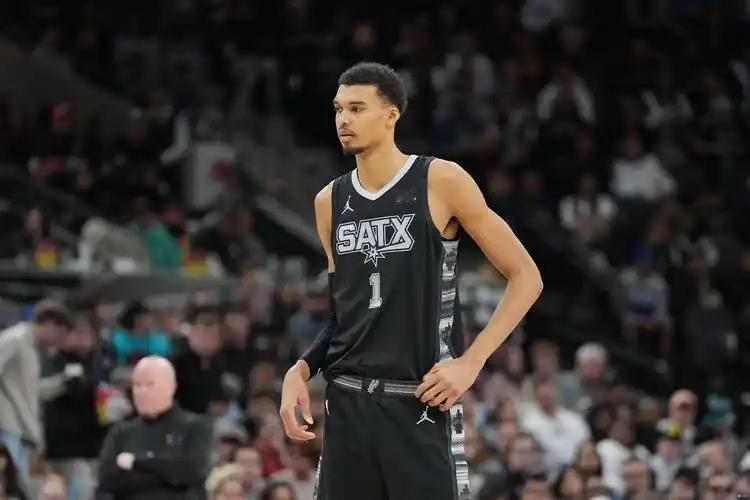 颠覆认知！盖帽数据大幅下滑，防守却统治联盟，文班有多恐怖？  文班亚马...