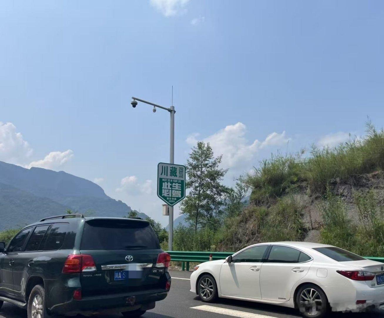 暑假亲子自驾｜理想超充站一路保驾护航

    这个暑假带着孩子奔赴川西纳凉避暑，躲开城市的酷暑，沉浸式感受山间清凉。开增程车出行最大的底气，就是几乎没有续航焦虑。

    沿途刚好偶遇理想超充站，毫不犹豫进站补能。站点环境整洁美观，充电体验十分丝滑，即插即充非常省心。作为理想车主，还能享 ​