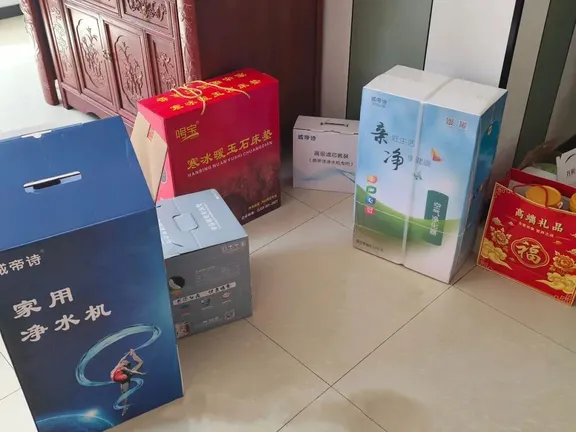 盐城某小区出现针对老年人的流动摊点，看到直接报警！网友反映
盐城的朋友，特别是家里有老人的，务必警惕这种针对中老年人的流动摊贩骗局！
这帮人专挑小区下手，第一天打卡就免费送鸡蛋，把人聚齐了就开始洗脑，忽悠老人买那些3000多块的“净水机”“空气净化器”号称有神奇功效，全是网上搜不到的三无保健品，甚至还有假冒伪劣的。更离谱的是还送什么玉石凉席，全是廉价劣质货。
这种套路早就被新闻曝光烂了，纯属精准收割老人的养老钱。大家平时多跟长辈提个醒，在小区看到这种鬼鬼祟祟的摊点，别犹豫，直接报警！