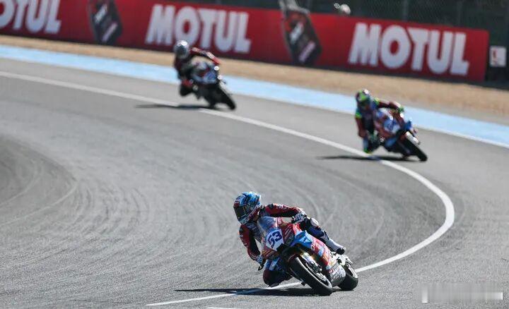 #张雪机车再获第1名#
当地时间9月4日，WSBK世界超级摩托车锦标赛法国站排位赛在马尼库尔赛道落下帷幕，中国品牌张雪机车迎来高光时刻，车手瓦伦丁·德比斯拿下超级杆位、斩获排位赛第一名，队友卡里卡苏洛收获第二名，车队一举包揽排位赛前两名，夏休之后强势回归赛道之巅。

法国站是本赛季第九站，也 ​