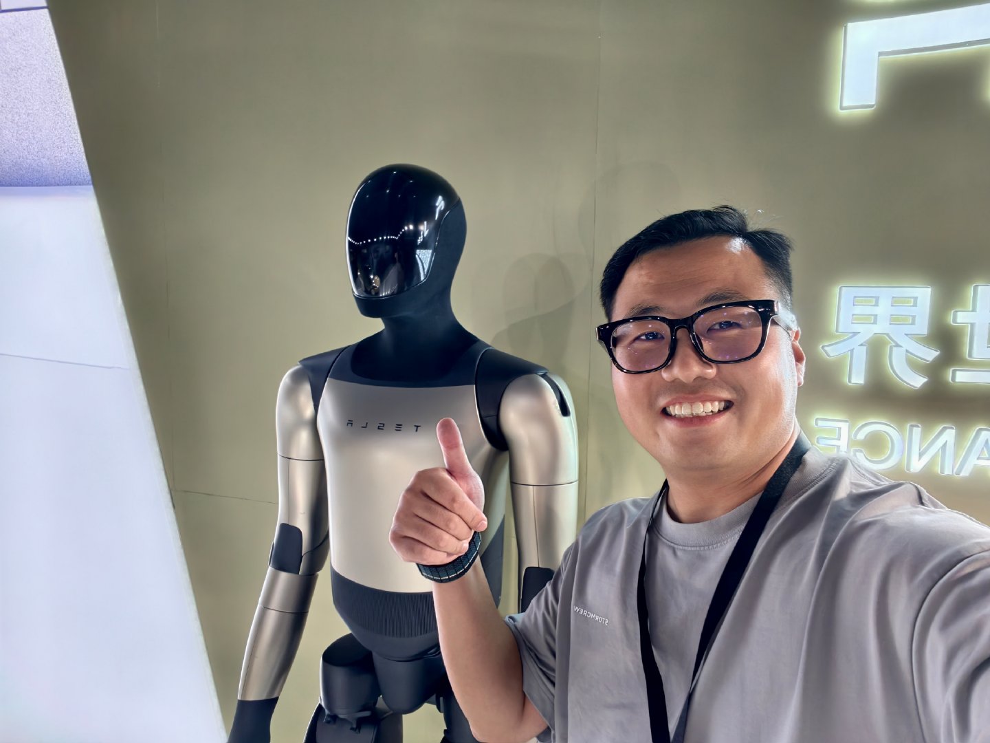 还记得上大学的时候，在校门口看见一辆特斯拉 Model 3 呼啸而过，完全就是看一个全新物种的感觉。当时的油车整个的外形设计相比于特斯拉，简直落后了一个时代。

最近终于有机会体验了 Cybercab，而下一个新的时代又将到来了#我和汽车的日常##国内体验特斯拉cybercab# ​
