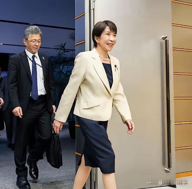 张召忠预言或将成真：美国一旦倒下，日俄会为四座岛开战吗？他说美国在亚太就像一个“高压锅盖”，死死压住了日俄之间攒了80年的领土旧账。一旦这个盖子被掀开，最先打起来的不是台海，不是南海，是北边那四座冰雪盖住的小岛。
 
很多人第一次听到这番话的时候，都只当是随口一说的大胆猜想。毕竟现在的东北亚，表面上
