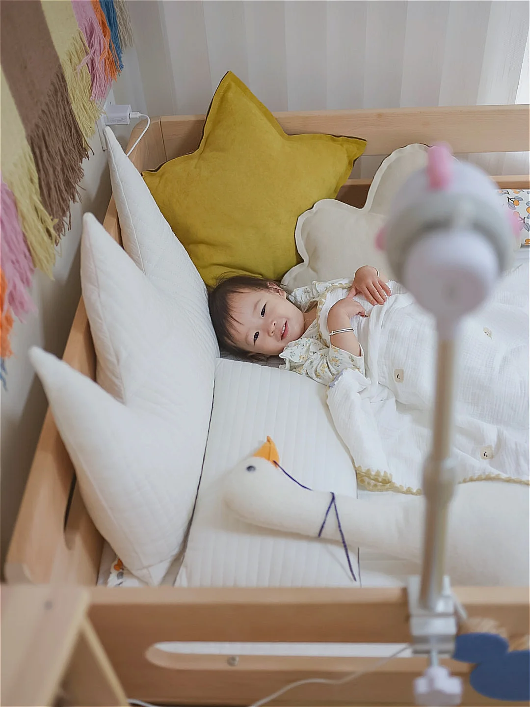 二胎家庭，怎么分配两个娃跟谁睡的问题？