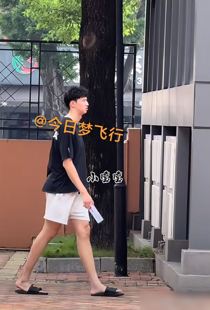 36岁老将，下训骑个小电驴就走了。
广东男篮现在这画风，真没把自己当豪门。周鹏重返宏远，一点架子没有，头盔一扣，混在人群里根本认不出来。徐杰、王洪泽也是，背着包低头往外走，连个跟拍的都没有。
可你再看看训练场上，完全是另一回事。新来的塞尔维亚主帅亚科夫列维奇，37岁，在意甲带过队，还跟着塞尔维亚