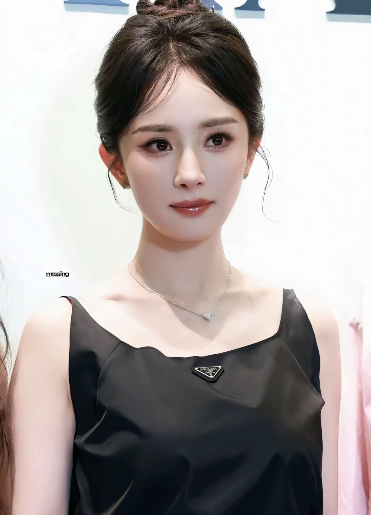 为什么杨幂能红十几年不倒？
看完她的处事方式瞬间懂了！

好奇查了下杨幂的处事方式，
不查不知道，一查挺感慨。

杨幂并不是靠运气稳坐顶流的艺人。身处更新换代最快、最现实的娱乐圈，火了十几年，却从来没有迷失本心。

很多艺人火了就高傲端架子、排挤新人，杨幂刚好相反。不管是红毯、活动现场，遇到前辈主动