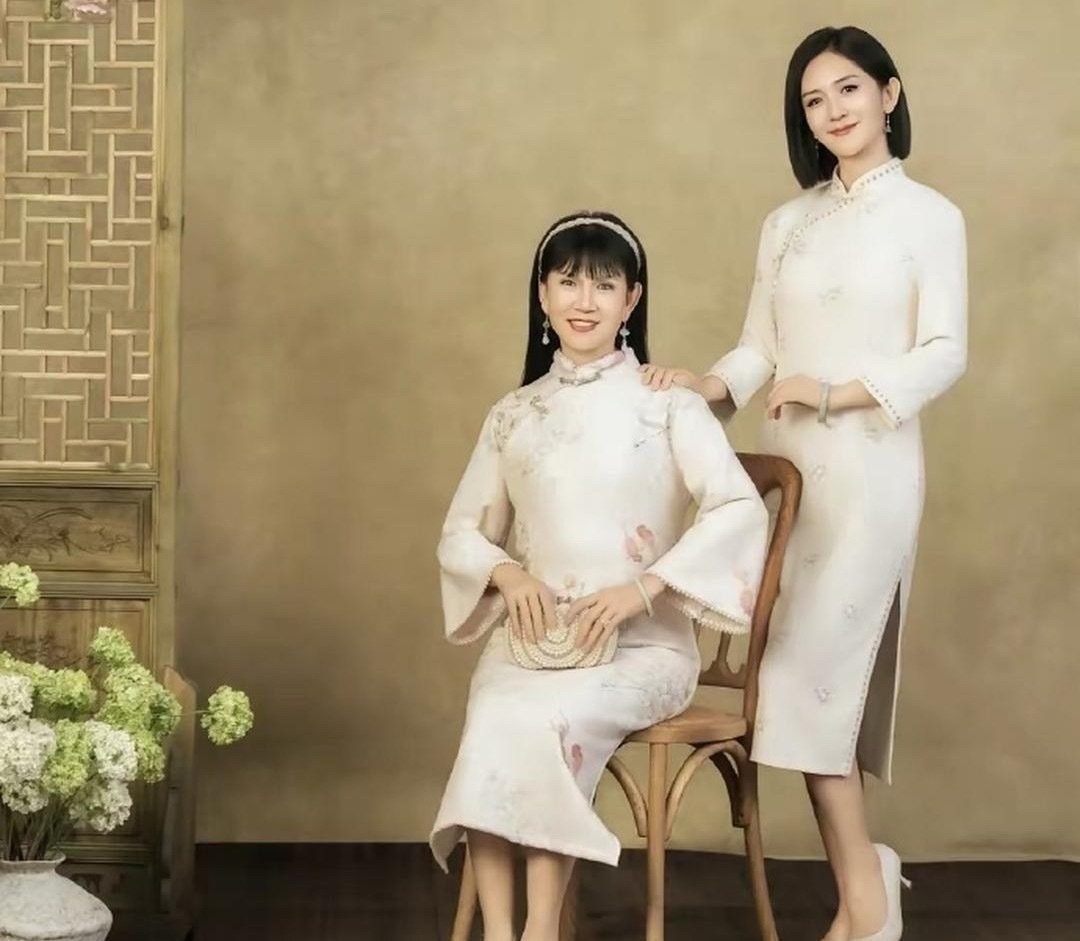 谢娜带爸妈拍全家福，妈妈长得像赵雅芝，爸爸和谢娜长得太像了。​​​