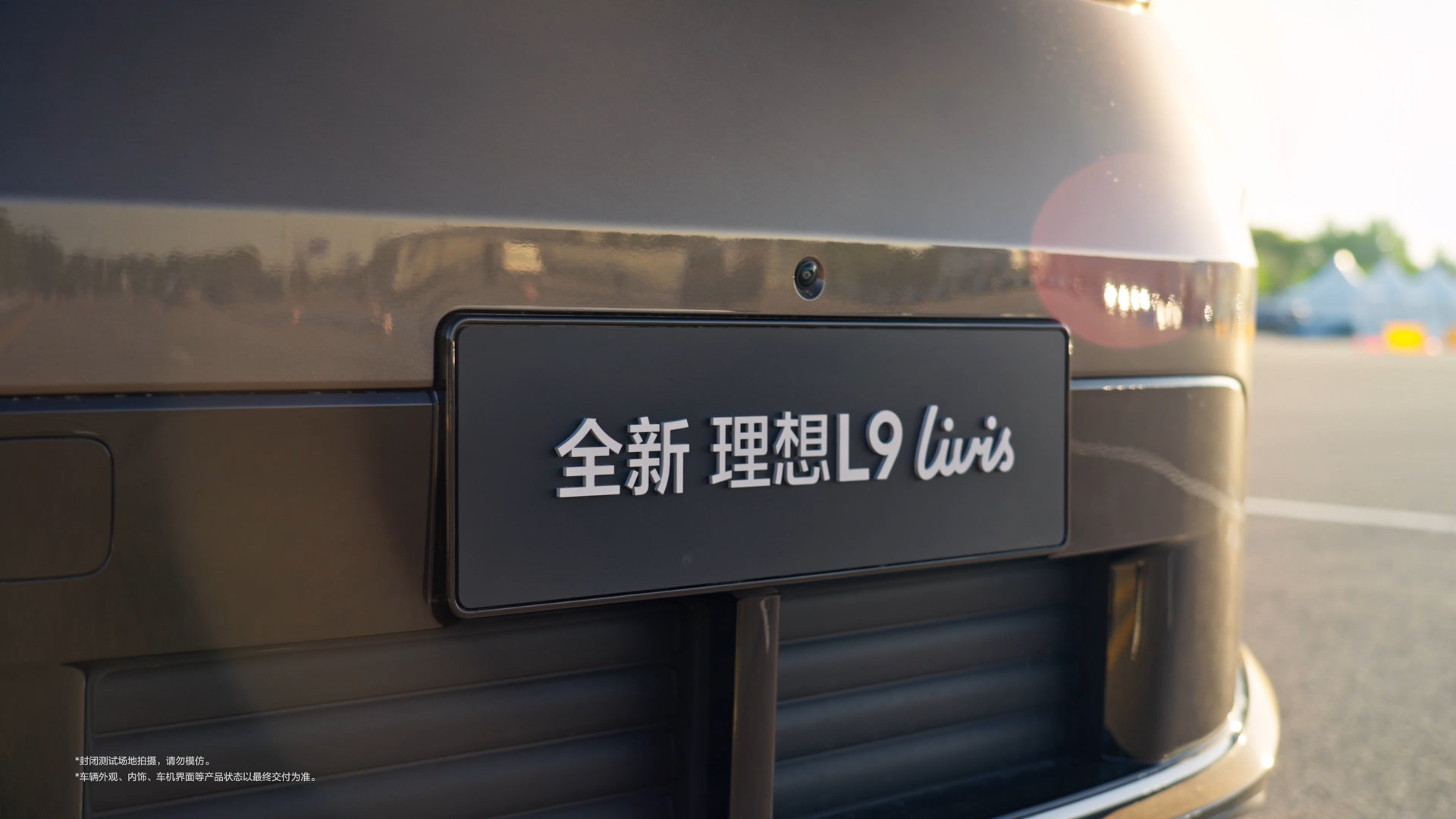 #这哪是广告这是动作大片##汽车广告已经卷成动作片了#经典特技创意升级改版，这次直接升级成双车模式，拍摄难度直线上升。谢苗凭借过硬的武打功底完成表演输出，摄制组做好安全预案与镜头规划，悬架稳住车身姿态，最终交出极具冲击力的成片效果。 ​