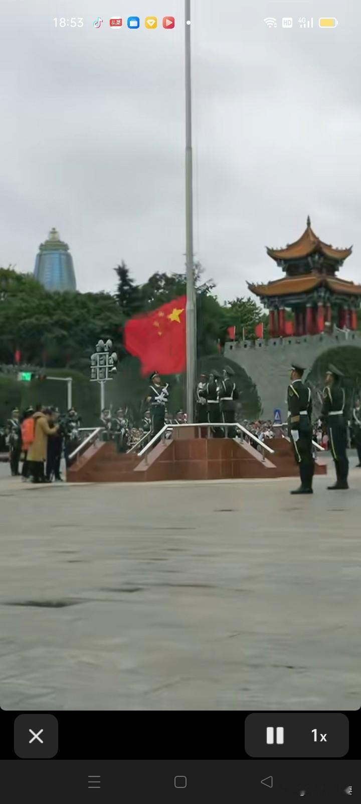 辅警就是辅警，怎么可能跟民警相提并论！
辅警就是身体一般、知识一般的保安，而民警是身体很好、学识渊博的文武双全者。
笔者我亲自接触身边的保安，经过保安公司的安排而成为了辅警。
可能有人会说，辅警也是考进去的，选拔进去的。真的都是这样吗？非也！
现在的一些保安公司，神通广大，就连一些特警大队的辅警，都