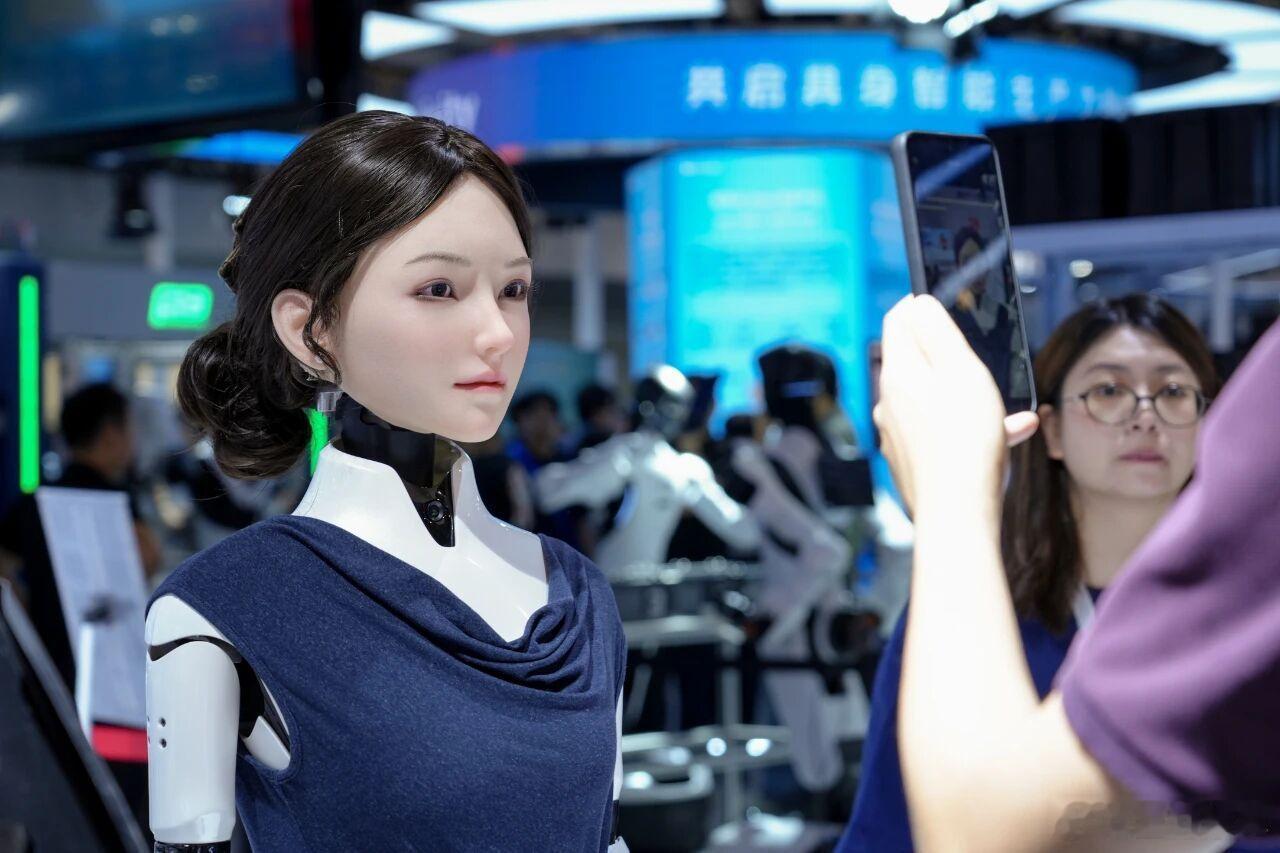仿生人形机器人企业数字华夏宣布完成亿元级战略轮融资，多家产业资本联合投...