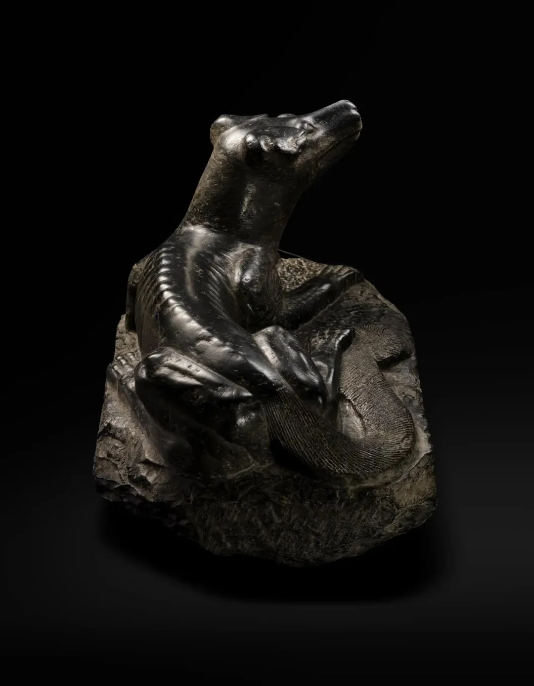 八至十二世纪　黑石灰岩卧犬