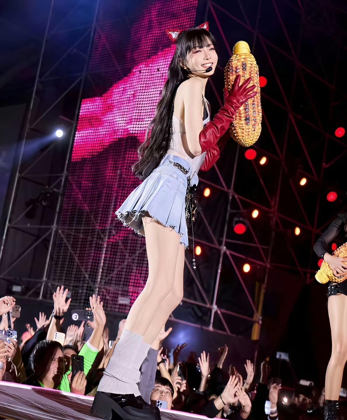 谢金燕51岁？骗谁呢！170cm常年46公斤，腰腹零赘肉，这分明是20岁少女身材！
人家冻龄全靠狠，吃饭先菜后肉最后淀粉，只吃八分饱。24小时收小腹，洗碗蹲马步爬楼梯；睡前3小时禁食，戒糖戒油炸二十年。