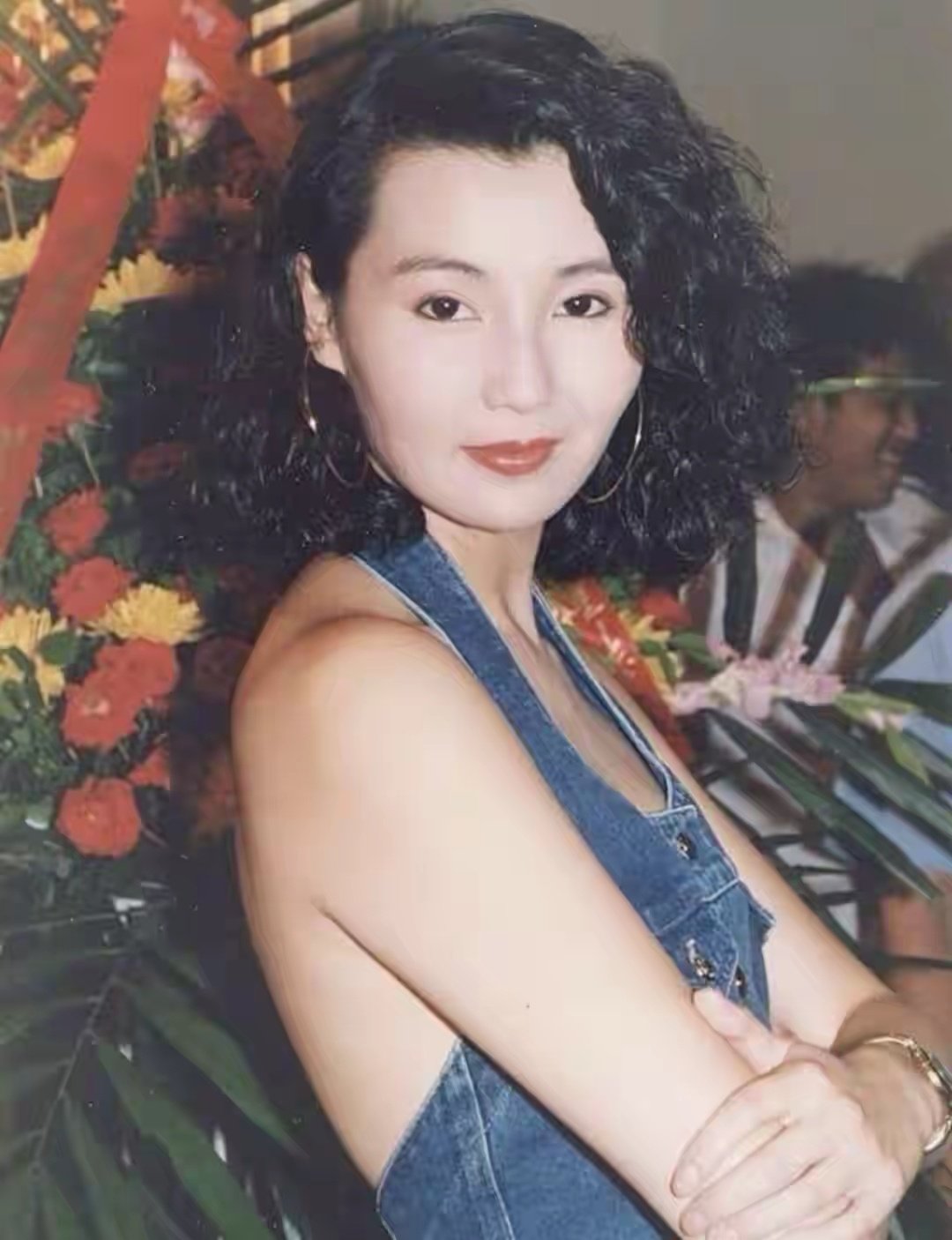 61岁张曼玉上海漫步，穿条纹衫配阔腿裤松弛大气，背5w块包包低调 ​