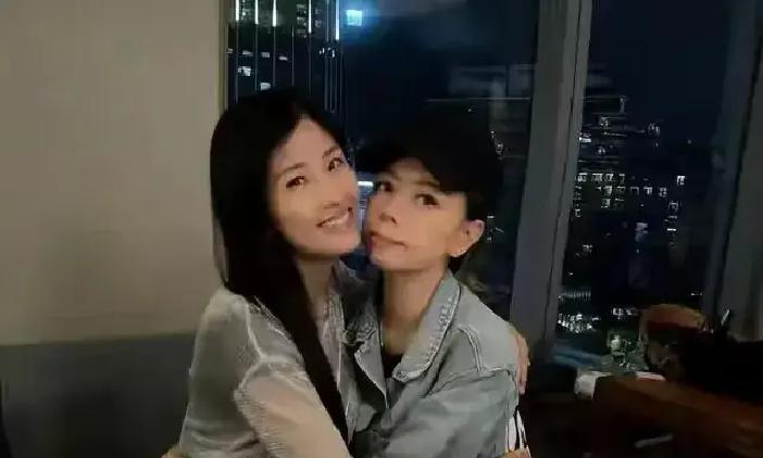 出轨把自己搞臭，竟是给女方留了最后一层体面！
梁荣忠当年背着交往八年的钟丽淇，和港姐朱慧敏在车里缠绵一个多小时被狗仔全程拍下，女方下车时衣冠不整。一夜之间“世纪贱男”的帽子扣得死死的，事业直接塌了。但今天想聊一个反直觉的角度：他真就单纯是个管不住下半身的蠢货吗？有没有可能，这场丑闻本身就是他能给钟丽