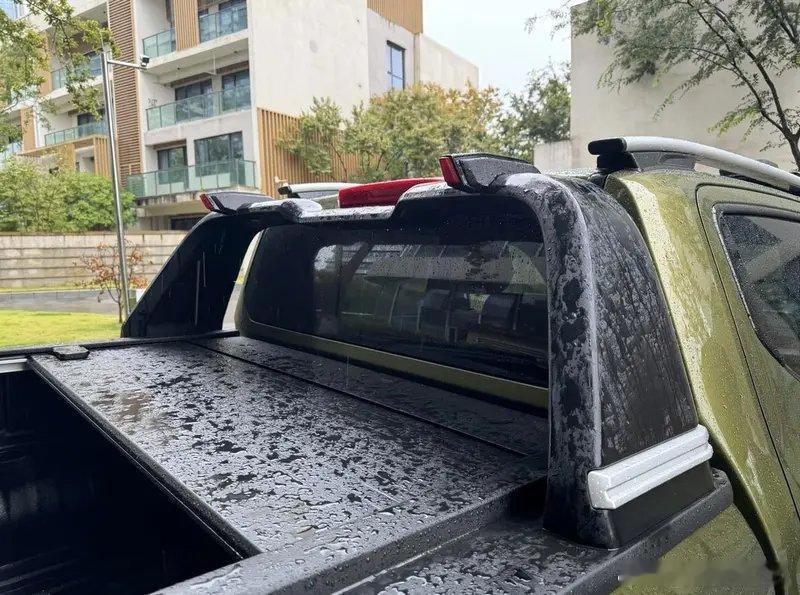 周末开上刚到手的长安猎手K50奔赴郊外水库野钓，实打实跑了一趟长途户外实测。宽大规整的后斗，轻松放下全套渔具与露营家当。往返两百公里，高速、国道、坑洼碎石路全都跑遍。增程双电机驾感安静顺滑，四驱底盘面对烂路底气十足。自带外放电堪称户外神器，直接变身移动电站，煮火锅、给露营设备供电轻 ​