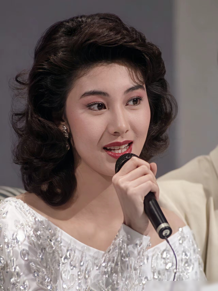 关之琳上张学友演唱会那次，全场瞬间安静了。
1991年，29岁的她穿条嫩粉色挂脖裙走出来，张学友牵着她的手，汗流到不敢正眼看。台下的人后来回忆，说那种好看不是夸出来的，是整场几万人同时倒吸一口气。
更狠的是徐克。拍《黄飞鸿》时直接下死命令：脸洗干净，粉底别想，眉毛都不许多画。关之琳就涂了点润唇膏