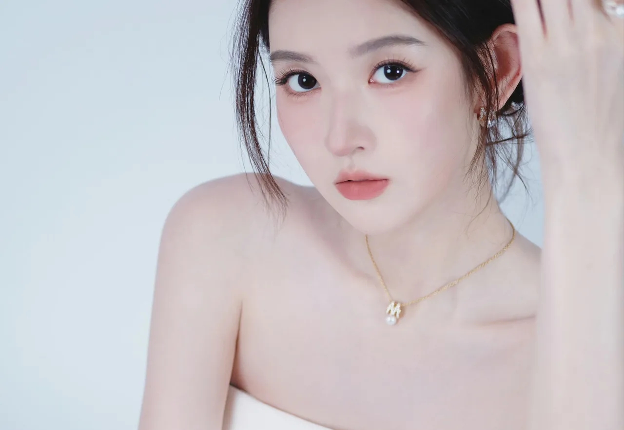 这姑娘真漂亮，气质好好！ (王玉雯)
