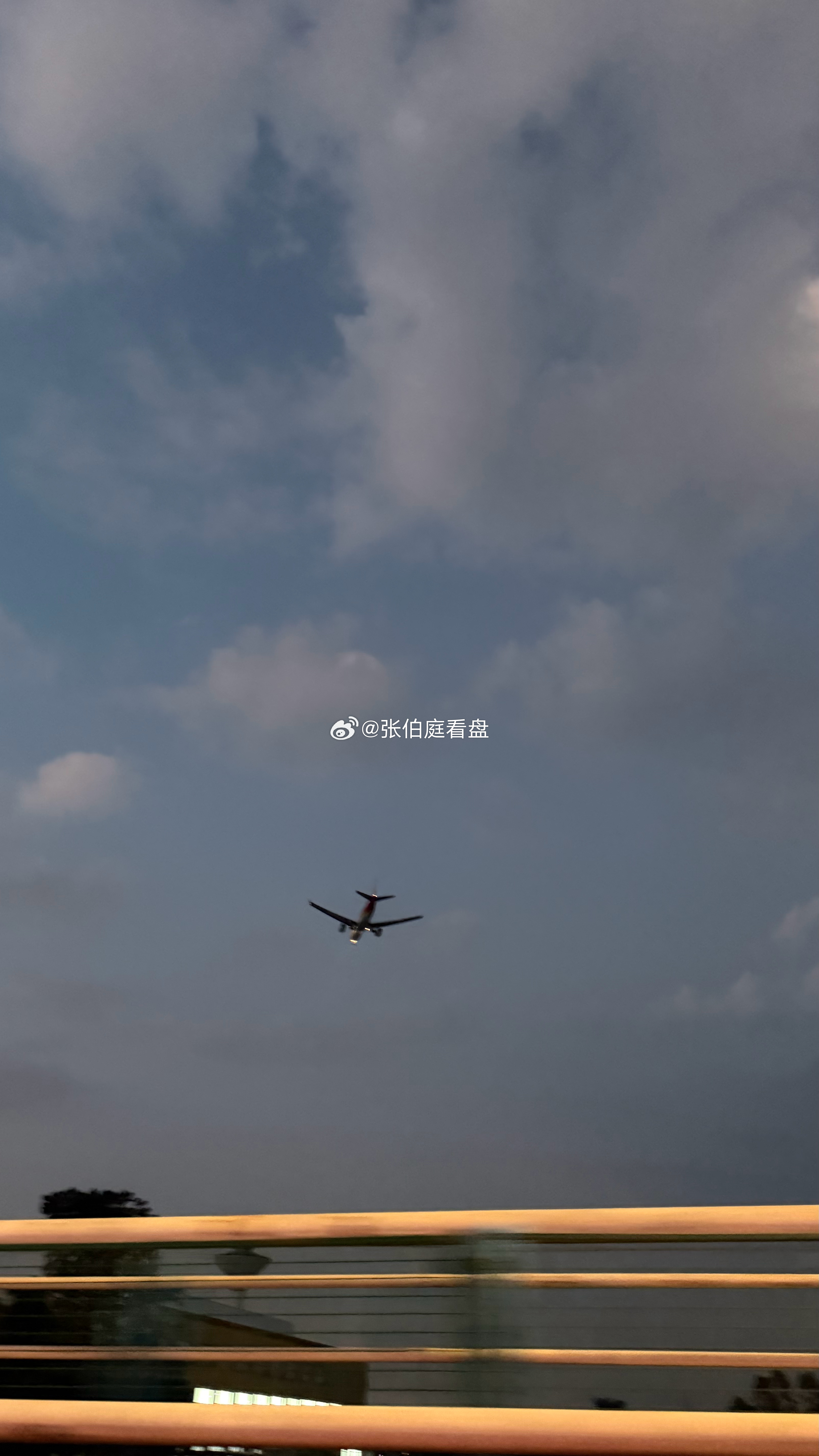 未来10年，中国紧缺的十大岗位：
​1、养老护理员——缺口500万，持证的才50万，30岁往下不到2%，养老院里干活儿的平均42岁半。小年轻宁可满大街跑外卖，也不乐意进这行伺候人，嫌又脏又累还不落好。
​2、电工——缺口300万，老师傅一茬接一茬退休，小年轻嫌爬电杆、钻配电房掉价，不愿意干。可真到老 ​