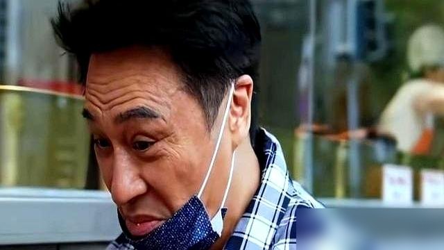 64岁吴镇宇在成都啃兔头，嚼了两口当场吐出来。镜头怼着脸拍，他直接说：这味道是给营销吃的。
他去的还都是排长队的网红店。水煮鱼端上来，他扒拉两下，说油不对。蹄花汤喝一口，皱眉，说不如街边摊。
店家脸都绿了。别的明星探店都是“绝绝子”“入口即化”，他倒好，吃一口吐一口，还问老板：你们自己吃过吗？