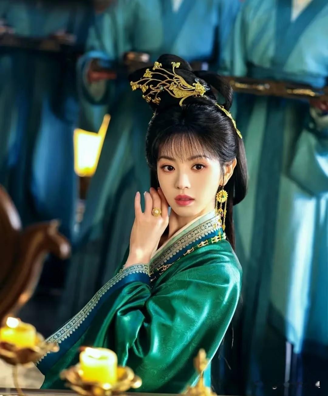 古装剧《嫁金钗》热播，田曦薇一人分饰魏娆、君黛两个角色，演技争议持续发酵。她为两个角色设计了完全不一样的原声，魏娆声线低沉隐忍，君黛声音清亮尖锐，还搭配不同体态来区分人物。
支持的观众认为，君黛本就是骄纵外放的疯批千金，情绪大开大合符合人设，甜妹长相配上这种狠戾反差很有冲击力。但不少网友提出不同看法