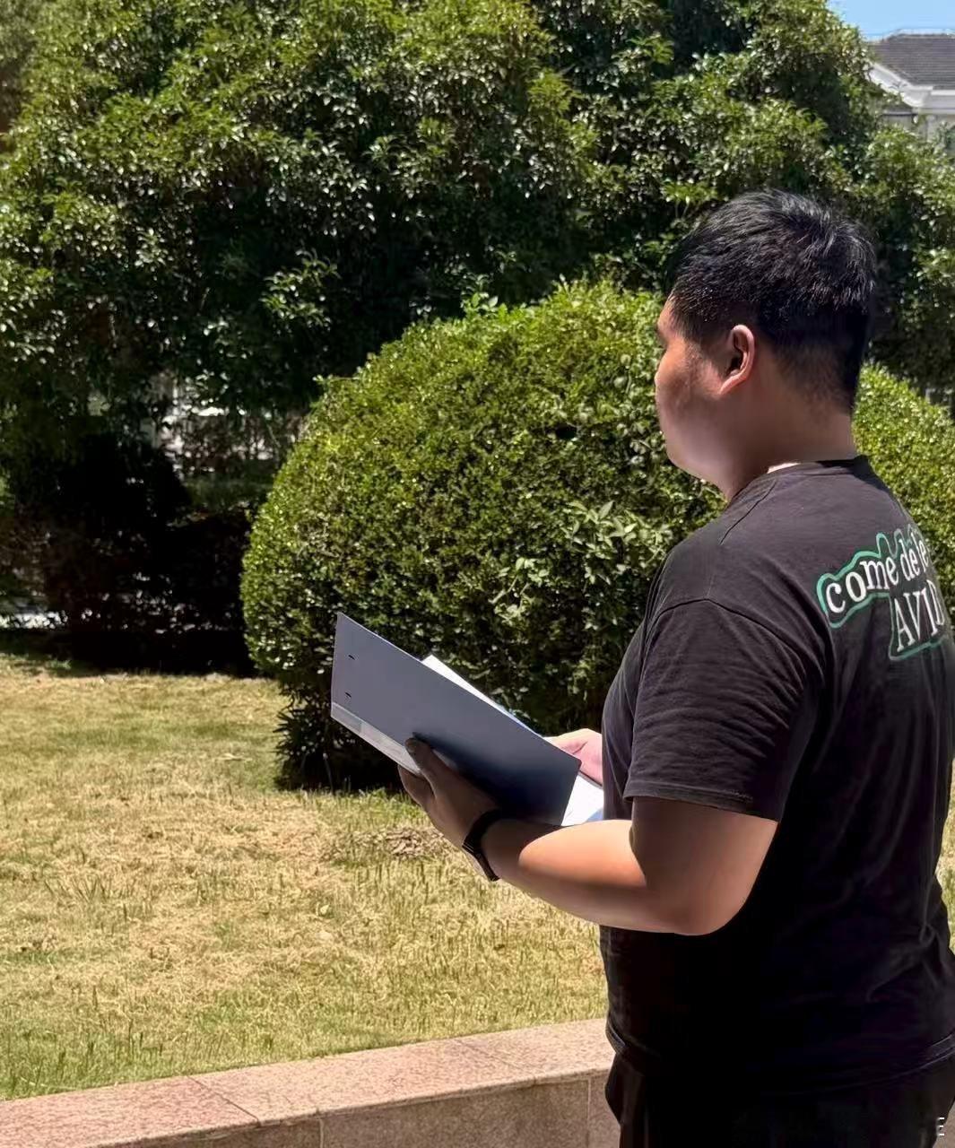 绿色科普下乡入社，青年学子勇担使命
 
绿水青山藏生机，科普赋能助振兴。为传播绿色生态理念，普及环保科学知识，青年学子奔赴乡村、深入社区，以青春之力播撒绿色火种，开启生态科普志愿服务行动。
 
青年学子立足基层实际，摒弃枯燥说教，用通俗易懂的语言、鲜活真实的案例，向村民讲解垃圾分类、生 ​