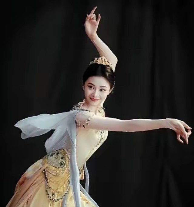 终于知道刘浩存为什么被张艺谋选中了，这气质真的别人比不上啊 ​