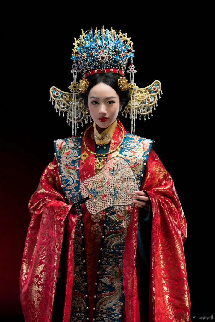 #吴尊晒NeiNei穿婚服# Neinei都这么大了？她第一次露面的时候还只是个小孩，时间过得好快[捂嘴哭] ​