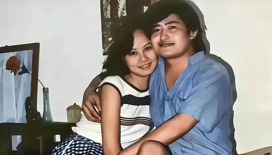 讣告发出才两小时，死因就编出三个版本，韩磊被拉出来算旧账，央媒却悄悄把“歌手”改成了“音乐家”
2026年9月25日上午9时52分，刘欢在上海家中离世，当天恰逢中秋。讣告隔日才发，仅一句话：因病逝世，丧事从简，不成立治丧委员会，不举行追悼会和遗体告别仪式
然而讣告发出不到两小时，网上就冒出三种版本的
