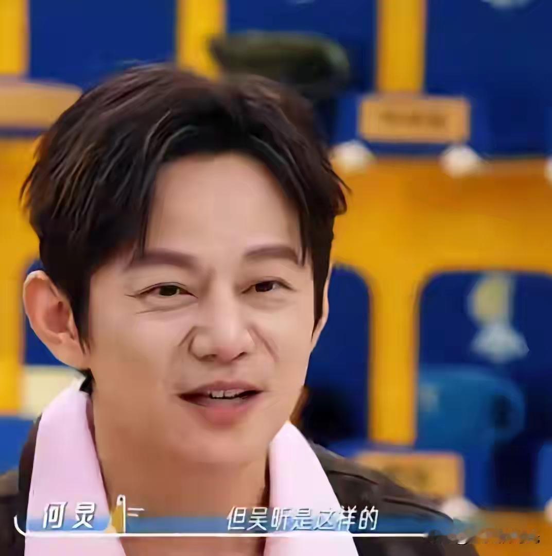 何炅去谢娜家，被安排到主卧休息，感到不自在甚至想离开；去吴昕家，吴昕直接关灯拿起鞋，意思很明确：你该走了。
谢娜的热情发自内心，但有些过度，让何炅坐也不是站也不是。吴昕的直白同样真诚，累了就是累了，毫不掩饰。
一个视你为家人，一个把你当自己人。
快乐家族几十年交情，彼此了解才能如此。表面是待客