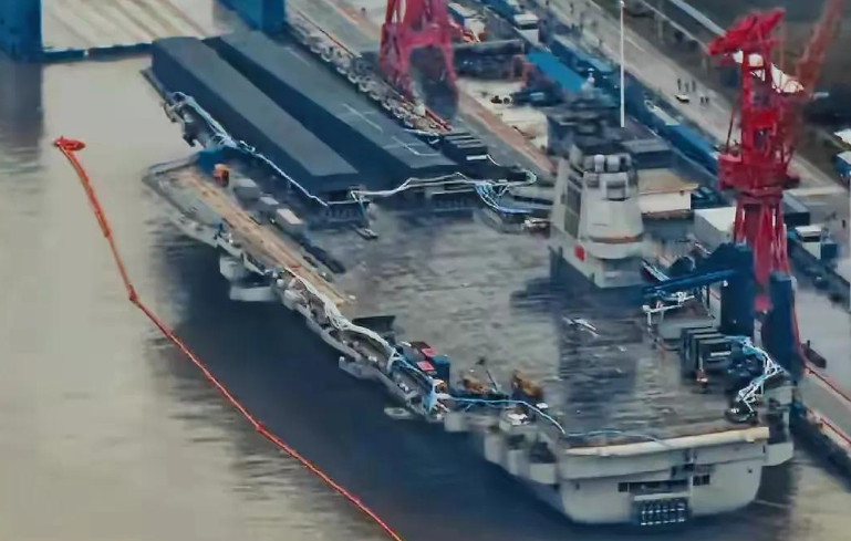 为什么福建舰这么久还不服役？其实说白了，是因为福建舰的技术问题，没办法直接服役。
前阵子刷军事板块的评论区，总能看到网友们掰着手指头算日子，说从下水到现在快两年了，怎么还没等到刷舷号入列的消息。
还有急性子的网友留言，说是不是核心技术遇到坎儿了，不然怎么会磨这么久……
——这可真是错怪奋战在一线的军